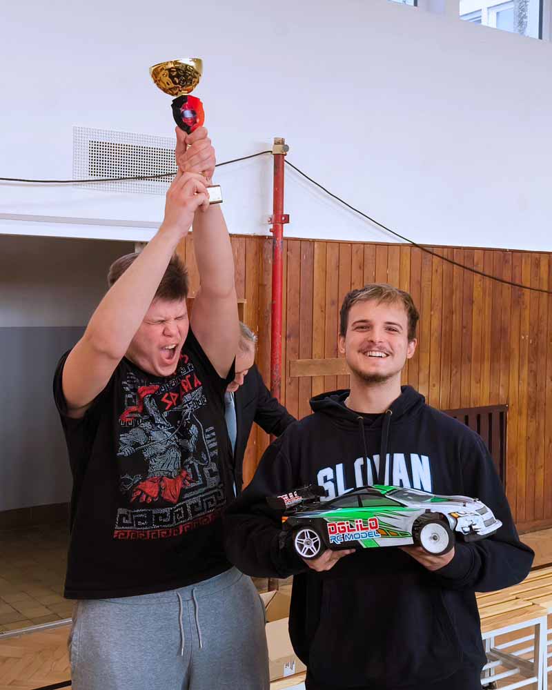 Preteky- vodíkové autíčka 1. miesto pre SOŠ polygrafickú